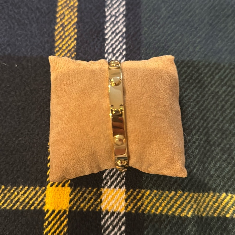 Michael Kors
Colby Buckle Bangle Bracelet